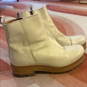Taos Women's Cream Ankle Boots size 8.5/9. (size 40)